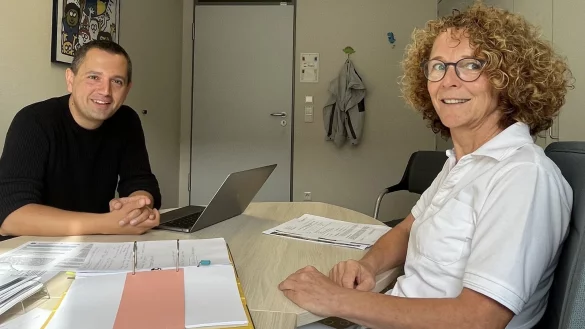 Dr. Marc Robin Mendler ist neuer Chef der Klinik für Kinder- und Jugendmedizin, rechts Dr. Beate Ruppert, die die Kinderklinik kommisarisch leitete. - © Klinikum Lippe