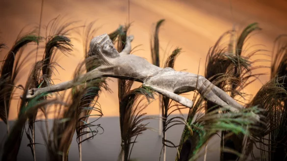 Doppelte Tortur: Joachim St&auml;blers &bdquo;Pfauen Jesus&ldquo;, der gekreuzigt durch die Pfauenfedern schwingt. - &copy; Mike-Dennis M&uuml;ller / www.mdm.photo