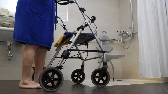 Eine "graue Wohnungsnot" droht nach Einsch&auml;tzung der IG BAU: In Lippe werden in 20 Jahren 14.600 Wohnungen gebraucht, in denen Menschen mit einem Rollator oder Rollstuhl klarkommen. - &copy; IG BAU