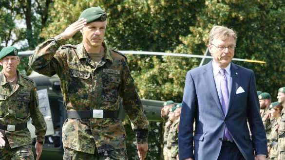 Einmal diagonal &uuml;ber den Scharnhorst-Platz: Prinz Stephan zur Lippe (rechts), hier mit Oberstleutnant Sven Scharnitzki. - &copy; Axel B&uuml;rger
