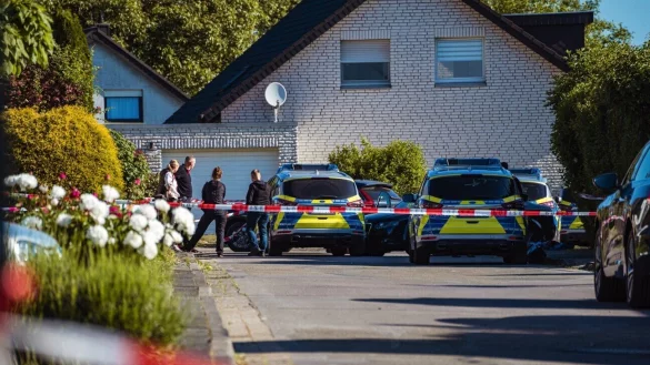 Die Spurensicherung ist am 3. Juni für mehrere Stunden am Einsatzort in der Sackgasse Plaßheide in Holzhausen (Bad Salzuflen). Der Fall soll noch lange nachhallen. - © Freitag TV