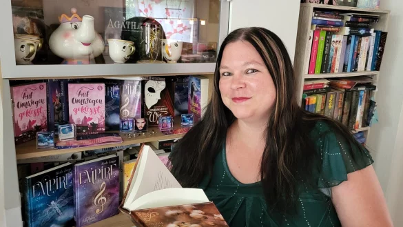 Nicole Lange vor ihrem B&uuml;cherregal. Die Salzufler Autorin ver&ouml;ffentlicht ihre Werke k&uuml;nftig nur noch im Eigenverlag. - &copy; Freya K&ouml;hring