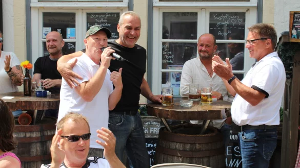 Aleks Schmidt unterh&auml;lt die G&auml;ste 2022 vor dem "Anno" in der Osterstra&szlig;e - auch in diesem Jahr kommt er wieder nach Bad Salzuflen. - &copy; Sandra Castrup