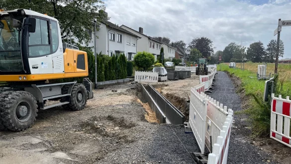 Die Dorfstra&szlig;e in Ehrentrup im Bereich der Abzweigung Kiesweg ist aufgerissen worden, um eine Gro&szlig;profilrinne zu verlegen. Das Bild zeigt den Stand Anfang August. - &copy; Archivfoto: Stadt Lage