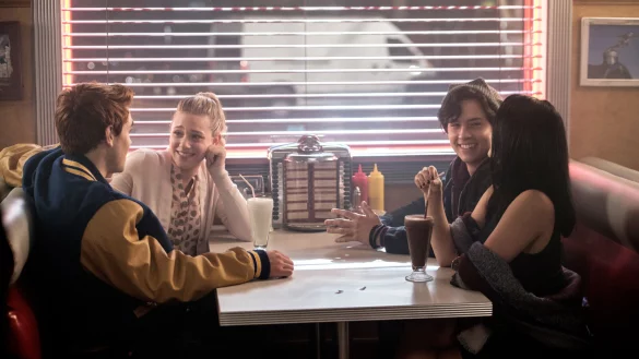KJ Apa als Archie Andrews, Lili Reinhart als Betty Cooper, Cole Sprouse als Jughead Jones und Camila Mendes als Veronica Lodge in einer Szene aus &bdquo;Riverdale&ldquo;. - &copy; picture alliance/AP Photo | Diyah Pera