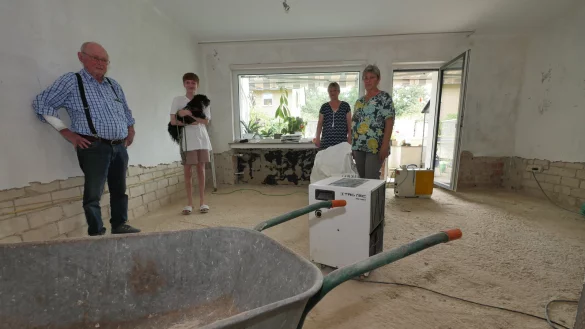 Klaus-Dieter, Jannis, Michela und Christel D&uuml;sterwald stehen in dem, was von ihrem Wohnzimmer noch &uuml;brig ist. Keller und Erdgeschoss sind auf den Stand eines Rohbaus zur&uuml;ckgebaut worden. - &copy; Jost Wolf