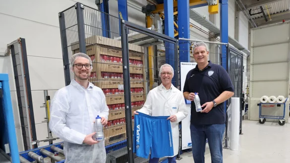 F&uuml;r die Werksbesichtigung mit Alpla-Gesch&auml;ftsf&uuml;hrer Georg Pescher (Mitte) streiften TBV-Marketing- und Vertriebsleiter Steffen Tegeler (links) und Gesch&auml;ftsf&uuml;hrer J&ouml;rg Zereike extra Haarkappen &uuml;ber. Foto: TBV Lemgo Lippe - &copy; TBV Lemgo Lippe