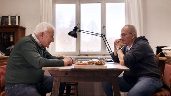 Buchautor Anatol Regnier (links) und Regisseur Dominik Graf in einer Szene des essayistischen Dokumentarfilms &bdquo;Jeder schreibt f&uuml;r sich allein&ldquo;. - &copy; Dominik Graf