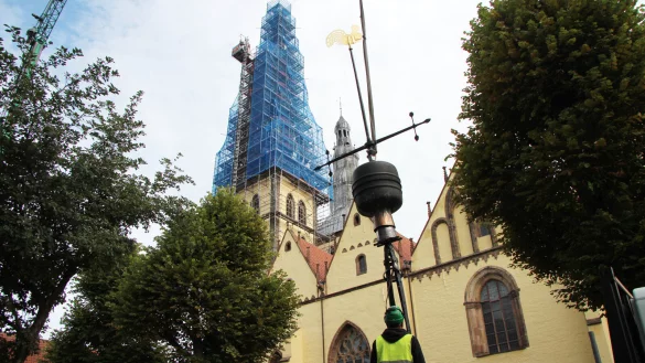 Der goldene Hahn steigt in die Höhe. - © Katrin Kantelberg