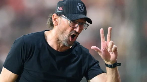 Von Brakel nach Cottbus: Claus-Dieter Wollitz spielte fr&uuml;her in Brakel Fu&szlig;ball, schaffte sp&auml;ter den Wechsel in die Bundesliga, ehe er seine Karriere beendete und ins Traineramt wechselte. Heute coacht er den FC Energie Cottbus. - &copy; dpa/Robert Michael