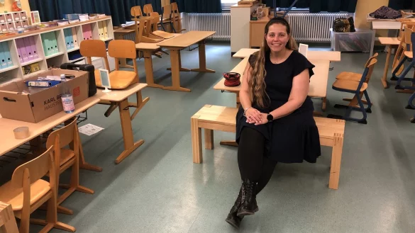 Tanja Nicole Krenz in einem Klassenraum der Grundschule Kirchplatz. - &copy; Sven Kienscherf