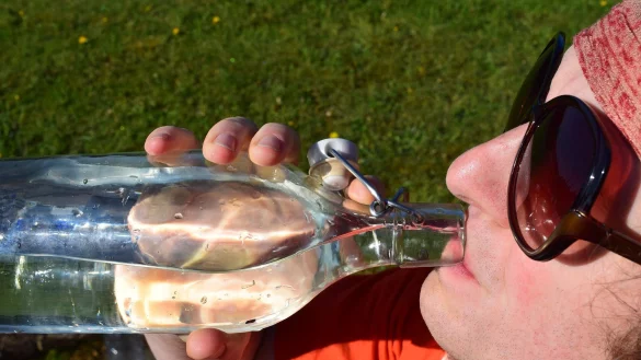 Leitungswasser sollte in Teilen von Bad Salzuflen momentan nicht getrunken werden. Der Griff zur (im Handel erh&auml;ltlichen) Flasche bleibt empfohlen. - &copy; Stuart Hampton/Pixabay