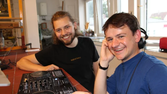 Leonard Ludewig (links) und Lars haben Spa&szlig; beim Workshop "DJing f&uuml;r Anf&auml;nger*innen". - &copy; Nico D&uuml;llmann