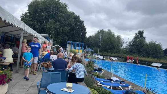 Zahlreiche Besucher fanden am Samstag den Weg ins Freibad. - &copy; Elia B&ouml;ckelmann
