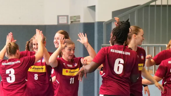 Jubel bei Lisa Rajes (Mitte) und ihren Kolleginnen von der HSG Blomberg-Lippe &uuml;ber den Sieg beim Hache-Cup. - &copy; J&ouml;rg Hagemann