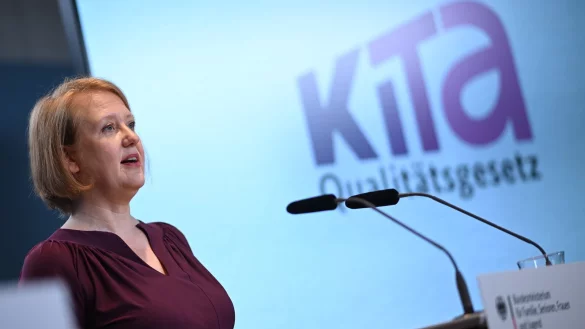 Laut Lisa Paus (B&uuml;ndnis 90/Die Gr&uuml;nen), Bundesministerin f&uuml;r Familie, Frauen, Senioren und Jugend, wollen die L&auml;nder k&uuml;nftig rund 4/5 der Mittel in die Qualit&auml;tsentwicklung investieren. - &copy; Britta Pedersen/dpa