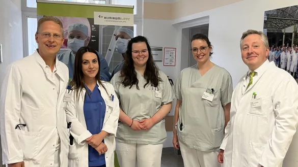 Das Team der Tabakentwöhnungssprechstunde im Lungenkrebszentrum Lippe: Leitender Oberarzt Martin Freudenberg (v. l.), Assistenzärztin Erilda Byku, Physician Assistant Chantale Franz, Gesundheitsberaterin Katharina Heisig und Chefarzt Jan Groetzner. - © Klinikum Lippe