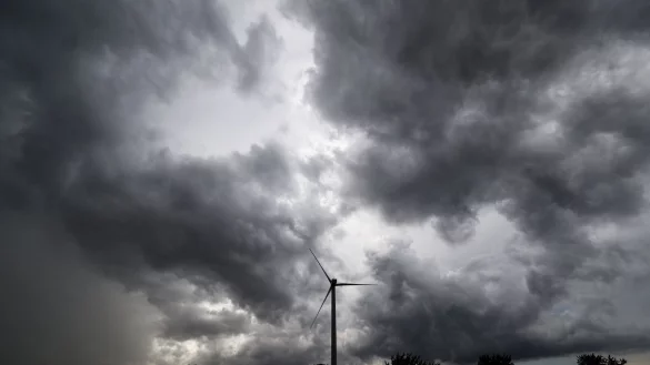 Der DWD rechnet am Freitag mit Unwettern in NRW. - &copy; dpa