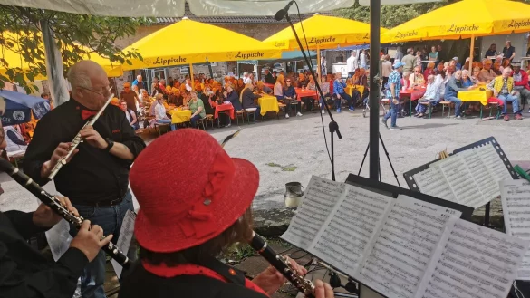Der Wettergott war gn&auml;dig und die Tische voll besetzt: "Swing kulinarisch" zum zehnten Geburtstag von Lippe Music war ein voller Erfolg. - &copy; Sylvia Frevert