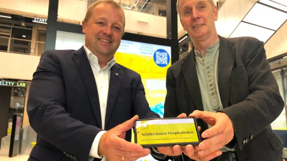 Wollen auch benachteiligten Schülerinnen und Schülern Chancen und Möglichkeiten eröffnen: Schulleiter der Jacobischule Dr. Eike Stiller und Kalletals Bürgermeister Mario Hecker. - © Gemeinde Kalletal