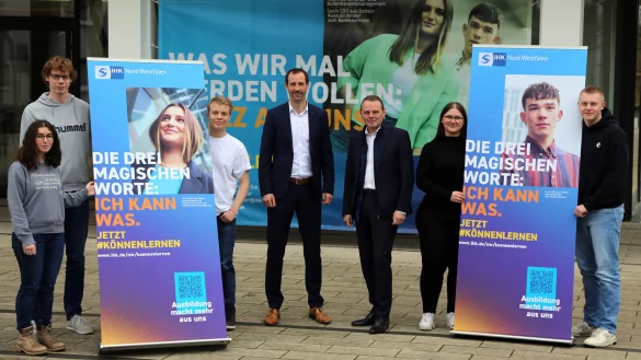 Ab sofort gilt: Jetzt #k&ouml;nnenlernen! Carsten Taudt, Gesch&auml;ftsbereichsleiter Bildung, Fachkr&auml;ftesicherung und Recht (4. von links), Hauptgesch&auml;ftsf&uuml;hrer Dr. Fritz Jaeckel (5. von links, beide IHK NRW) und f&uuml;nf IHK-Auszubildende freuen sich &uuml;ber den Start der Ausbildungskampagne. - &copy; IHK NRW
