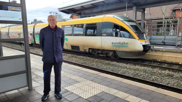 Dr. Rudolf H&uuml;ls ist begeisterter Bahnfahrer, aber mit dem Nahverkehr auf der Schiene ist er keineswegs zufrieden. Er fordert, dass es endlich mehr Zuverl&auml;ssigkeit und bessere Informationssysteme f&uuml;r die Fahrg&auml;ste geben muss. - &copy; Astrid Sewing