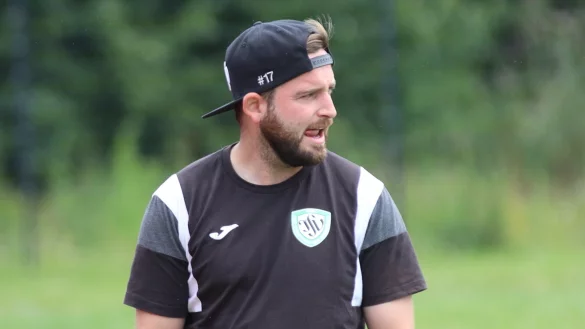 Den Klassenerhalt im Blick: Oelringhausens Trainer Felix Schröder. - © Kai Hahn