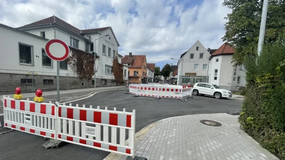 Auch wenn der neuen Kreisel an der Kreuzung Kampstra&szlig;e/Mittelstra&szlig;e offensichtlich schon befahrbar ist - erlaubt ist es noch nicht. Nach der Behebung eines Baufehlers gibt es nun weitere Verz&ouml;gerungen. - &copy; Silke Buhrmester