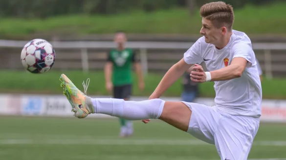 Der Postler Niclas Lehbrink pfl&uuml;ckt das Leder beim Westfalenpokalspiel aus der Luft. - &copy; EGON PENNER