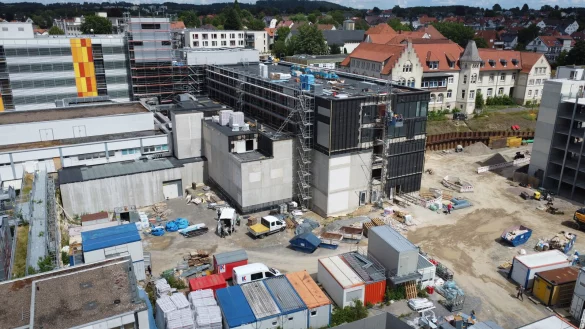 Aus der Vogelperspektive: Das Krankenhaus in Detmold. In der Mitte das nue OP-Zentrum samt Stations-Etagen - © Nicole Ellerbrake
