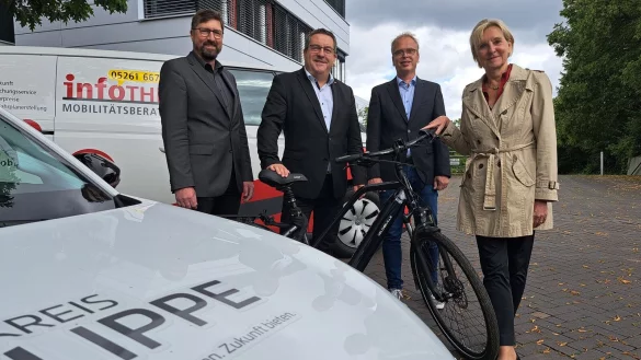 Beim Masterplan Mobilit&auml;t arbeiten (von links) KVG-Gesch&auml;ftsf&uuml;hrer Achim Oberw&ouml;hrmeier, Landrat Dr. Axel Lehmann, Thomas Hilker (stellvertretender Leiter Eigenbetrieb Stra&szlig;en) und Verwaltungsvorstand Dr. Ute R&ouml;der eng zusammen. - &copy; Carolin Brokmann-F&ouml;rster