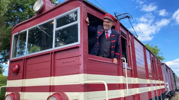Aktionsk&uuml;nstler Sauresani verzaubert beim Teddyb&auml;rexpress mit Gags und Tricks im Zug und erz&auml;hlt die Geschichte &bdquo;Dr. Brumm feiert Geburtstag&ldquo; am Bahnhof in Alverdissen. - &copy; Martha Johannsmeier
