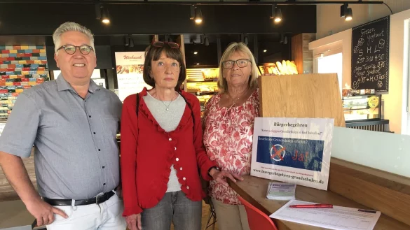 Dr. Johann Malcher (von links), Christine Pons und Regina Suett sammeln im Juli Unterschriften in der B&auml;ckerei Wiebusch an der Bielefelder Stra&szlig;e. - &copy; Sven Kienscherf
