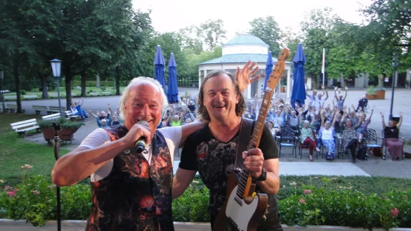 Andy und Olli von den "Mocktones" aus Hamburg von links stimmen Kracher der Rock- und Popmusikliteratur an. Das Publikum im Hintergrund macht begeistert mit. (Foto: Hajo G&auml;rtner) - &copy; Hajo G&auml;rtner