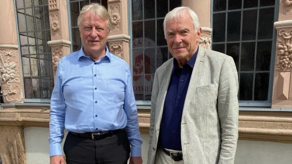 Arzt und Medikamenten-Forscher Chris Br&uuml;nger (links) mit Dr. Gerhard Kuebart vor der Ratsapotheke. - &copy; Teda Wellmer