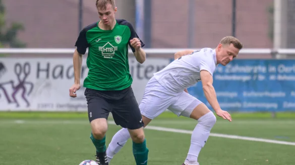 Immer wieder kreuzten der Oerlinghausener Tim Witte (gr&uuml;n) und sein Postler Gegenspieler Marco Mescheder die Klinge. - &copy; EGON PENNER