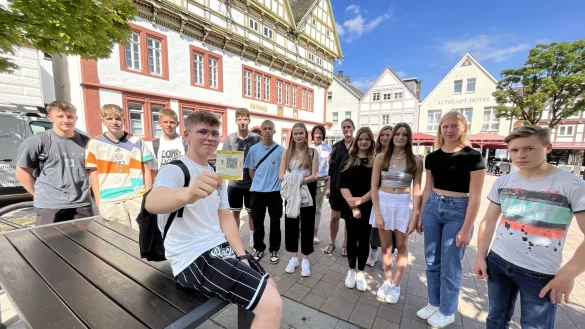 Viele Jugendliche aus Blomberg beklagen eine Ungleichbehandlung: Die Sch&uuml;ler, die bislang schon ein Busticket erhalten haben, k&ouml;nnen sich &uuml;ber das Deutschland-Ticket freuen. Diejenigen, die "zu nah" der Schule wohnen, gehen dagegen leer aus. - &copy; Till Brand