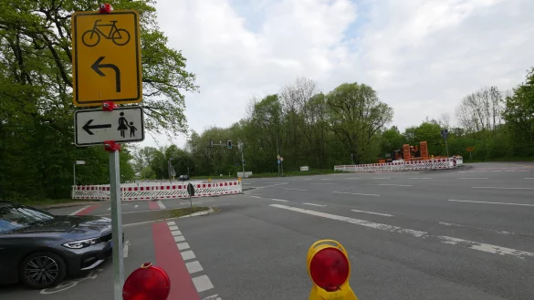 Die Baustelle sieht inzwischen zwar etwas anders aus, aber der Geh-/Radweg an der Hornschen Stra&szlig;e an der Einm&uuml;ndung zum Johannettental ist immer noch gesperrt. - &copy; Archivfoto: Jost Wolf