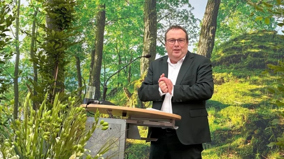 NRW-Umweltminister Oliver Krischer (Gr&uuml;ne) bei der Nationalpark-Konferenz in D&uuml;sseldorf. - &copy; Wald und Holz NRW