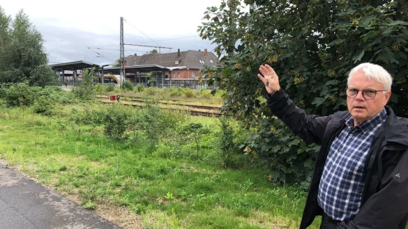 Andreas Schmuck, Geschäftsführer von Lippe Agrar, wünscht sich wieder einen Gleisanschluss für seinen Betrieb am Lagenser Bahnhof (im Hintergrund). Bis in die 1980er Jahre hatte das Unternehmen gleich drei davon, doch alle wurden damals stillgelegt. - © Thomas Reineke