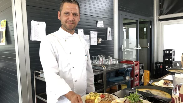 Unter anderem im Angebot bei K&uuml;chenleiter Christian Hofbauer: Schnitzel mit Pfifferlingen und ein Salat. - &copy; Felix Schwien