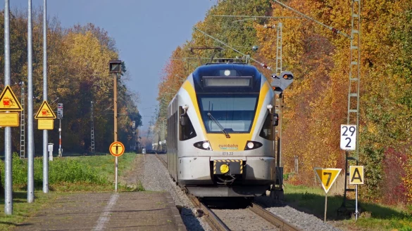 Ist das demnächst ein normaler Anblick im Begatal? Die Reaktivierung der Strecke für den Personenverkehr hätte einen hohen volkswirtschaftlichen Nutzen. Eine Oberleitung wie auf diesem Foto ist allerdings nicht geplant. - © Pixabay/Symbolbild