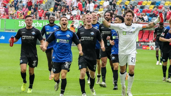 Die SCP-Spieler (v. l.) Marcel Hoffmeier, David Kinsombi, Florent Muslija, Mattes Hansen, Filip Bilbija, Adriano Grimaldi, Niclas Nadj und Jannik Huth laufen nach dem Schlusspfiff jubelnd Richtung Paderborner Fankurve. - &copy; Imago Images