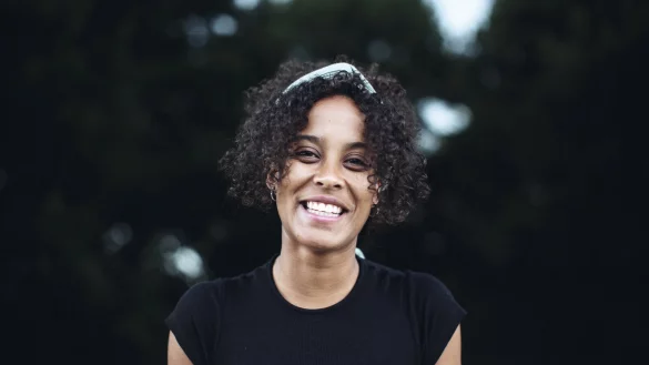 Pia Amofa-Antwi wird beim Kinder- und Jugendliteraturfest aus ihrem Buch "Steck mal in meiner Haut!" vorlesen. - © Joel Heyd