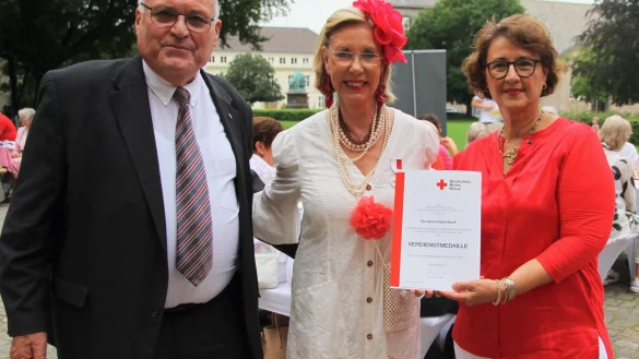 Der Vizepr&auml;sident und die Vizepr&auml;sidentin des DRK-Landesverbandes Westfalen-Lippe, Heinz-Wilhelm Upphoff und Nilg&uuml;n &Ouml;zel (rechts) zeichneten Christina Haberbeck (Mitte) mit der Verdienstmedaille aus. - &copy; DRK