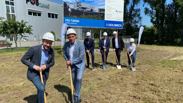 Jetzt kann es losgehen: Gesch&auml;ftsf&uuml;hrender Gesellschafter Oliver Vo&szlig;henrich und B&uuml;rgermeister Dirk Tolkemitt (im Vordergrund, von links) greifen gemeinsam mit Friedrich Wiesner (Firma Goldbeck), Christoph Moser (Gesch&auml;ftsf&uuml;hrer &bdquo;POS Tuning&ldquo;), IHK-Pr&auml;sident Volker Steinbach und Alice Lorenz (Goldbeck) zum Spaten. - &copy; Maren Brettmeier