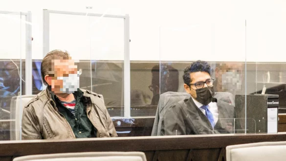 Elmar J. muss sich 2022 vor dem Paderborner Landgericht wegen illegalen Waffenhandels verantworten, auch in Zusammenhang mit dem Mord an Politiker Walter L&uuml;bcke. - &copy; Lena Henning