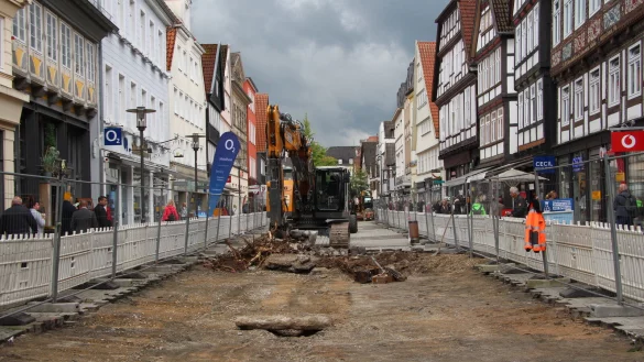 Im Baufeld zwischen Marktplatz und Exterstraße sind gleich mehrere Bagger im Einsatz. Die Fußgänger werden rechts und links daran vorbeigeleitet. - © Jana Beckmann