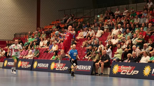 Hebt schon kurz hinter der Mittellinie zum Torwurf ab: Leve Carstensen trifft zum 33:26 ins verwaiste Mindener Geh&auml;use. - &copy; J&ouml;rg Hagemann