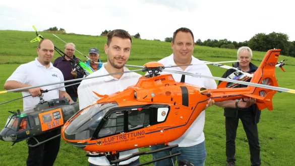 Christian Götting, Dieter Fricke, Lothar Rußkamp, Christoph Deitert, Michael Klocke sowie Jürgen Adamczak (von links) von der Modellfluggruppe im CVJM freuen sich schon sehr auf das zweite Heli-Treffen in Lockhausen. - © Sandra Castrup